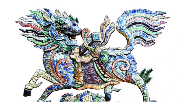 Bình phong long mã, đình làng Kim Long do các nghệ nhân Huế tạo tác bằng kỹ thuật khảm sành sứ.