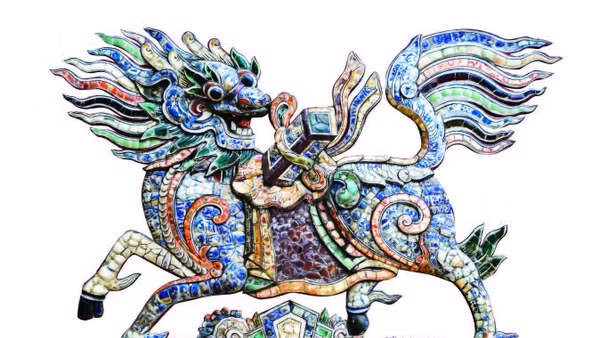 Bình phong long mã, đình làng Kim Long do các nghệ nhân Huế tạo tác bằng kỹ thuật khảm sành sứ.