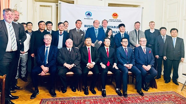 Các đại biểu tham dự tọa đàm.