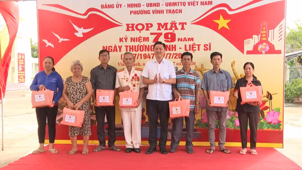 Đồng chí Ngô Hiếu Dân, Bí thư Đảng ủy phường Vĩnh Trạch (tỉnh Cà Mau) tặng quà các gia đình chính sách trên địa bàn phường.