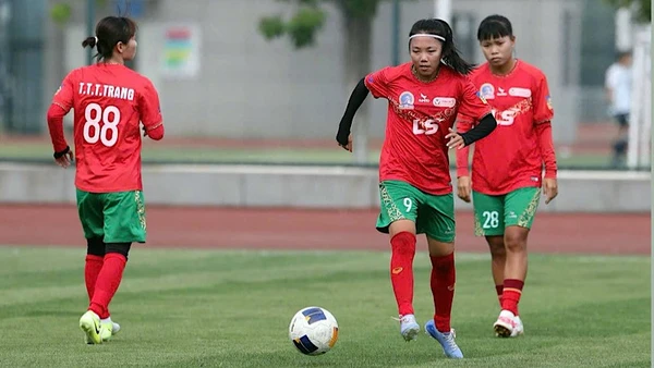 Tiền đạo Huỳnh Như (giữa) mong có chính sách bảo hiểm thể thao chuyên biệt để cầu thủ yên tâm hơn trong quá trình tập luyện và thi đấu. 