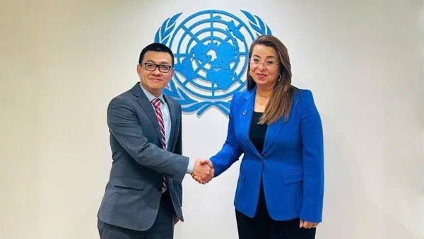 Đại sứ Việt Nam tại Áo, Trưởng phái đoàn thường trực Việt Nam tại Liên hợp quốc và các tổ chức quốc tế tại Vienna Vũ Lê Thái Hoàng và Giám đốc điều hành UNODC kiêm Tổng giám đốc văn phòng Liên hợp quốc tại Vienna, Ghada Waly.