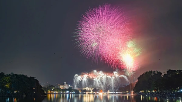 Pháo hoa chào đón năm mới 2026. (Ảnh: Thế Đại)