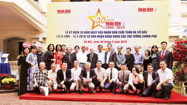 Các thế hệ người làm Báo Nhân Dân cuối tuần hội tụ tại Lễ kỷ niệm 30 năm Ngày Báo Nhân Dân cuối tuần ra số đầu (12/2/1989-12/2/2019).