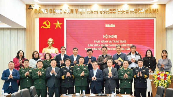 Lãnh đạo Báo Nhân Dân trao tặng Báo Xuân Bính Ngọ tới các chiến sĩ nơi biên giới, hải đảo.