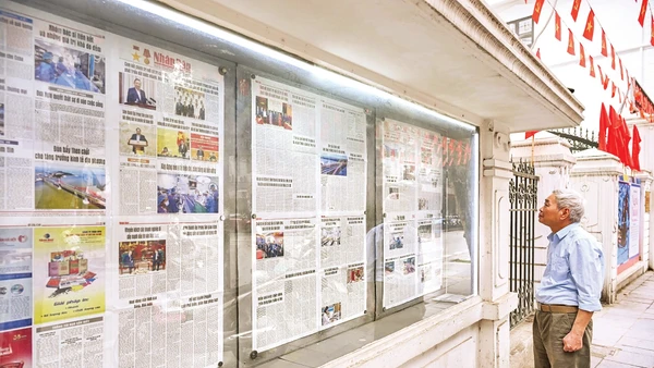 Thói quen đứng... đọc Báo Nhân Dân và những không gian mở