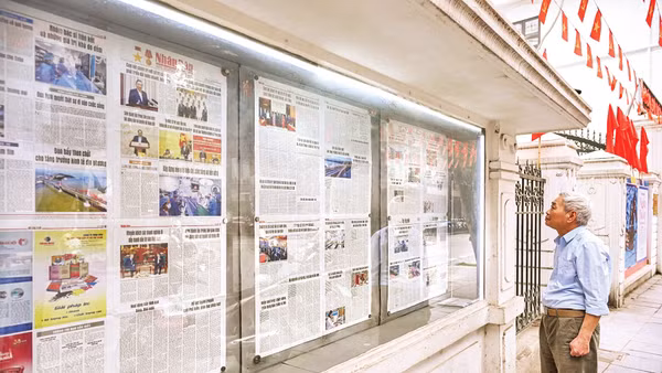 Thói quen đứng... đọc Báo Nhân Dân và những không gian mở
