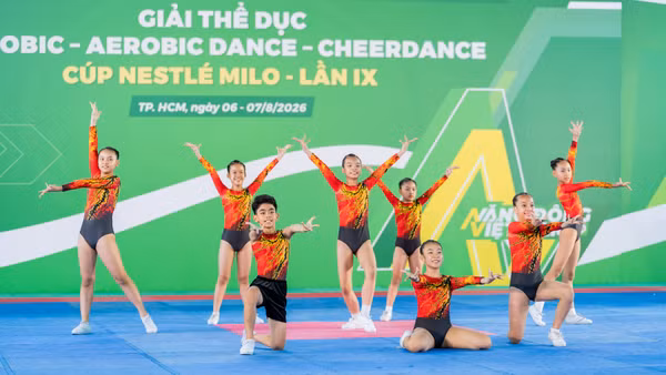 Aerobic là một môn thể thao khó với nhiều động tác hình thể phức tạp, đòi hỏi các em phải kiên trì tập luyện và phối hợp tốt cùng tập thể.