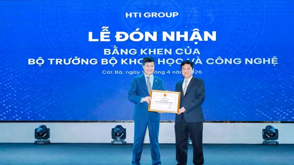 Ông Nguyễn Khắc Lịch, Cục trưởng Cục Công nghiệp Công nghệ thông tin, Bộ Khoa học và Công nghệ thừa ủy quyền của Bộ trưởng, trao bằng khen cho HTI Group.