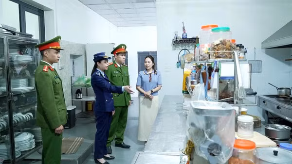 Các lực lượng chức năng tỉnh Lạng Sơn kiểm tra bảo đảm an toàn vệ sinh thực phẩm tại cửa hàng phục vụ ăn uống trên địa bàn phường Đông Kinh.