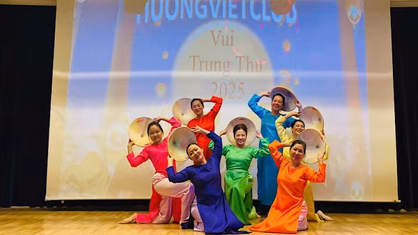 Một tiết mục biểu diễn nghệ thuật trong lễ hội Tết Trung thu của người Việt tại Áo.