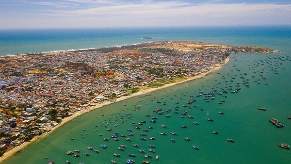 Mũi Né nhìn từ trên cao. (Ảnh: NGÔ TRẦN HẢI AN)