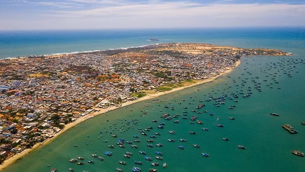 Mũi Né nhìn từ trên cao. (Ảnh: NGÔ TRẦN HẢI AN)