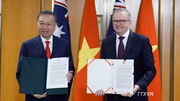 Tổng Bí thư, Chủ tịch nước Tô Lâm và Thủ tướng Australia Anthony Albanese trao Tuyên bố chung. (Ảnh: TTXVN)