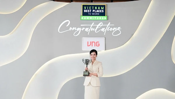 Bà Trần Xuân Ngọc Thảo, Giám đốc Nhân sự và Truyền thông VNG tại tại lễ trao giải do Anphabe tổ chức.