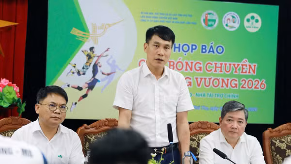Tổng Thư ký Liên đoàn bóng chuyền Việt Nam Lê Trí Trường giải đáp câu hỏi của các nhà báo.