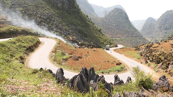 Tuyến Quốc lộ 4C thường xuyên được cải tạo, nâng cấp góp phần thúc đẩy du lịch vùng Công viên địa chất toàn cầu Cao nguyên đá Đồng Văn, tỉnh Hà Giang.