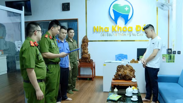Cơ quan Cảnh sát điều tra Công tỉnh Lạng Sơn tiến hành Lệnh khám xét Phòng khám do Hoàng Trọng Nguyên làm chủ.