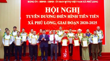 Nhiều tập thể, cá nhân điển hình tiên tiến trong phong trào thi đua yêu nước giai đoạn 2025 được xã Phú Long biểu dương, khen thưởng.