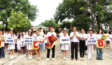 Ban tổ chức trao cờ lưu niệm cho các đơn vị tham gia. 