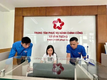 Đoàn viên thanh niên xã Vĩnh Tường hỗ trợ người dân sử dụng dịch vụ công trực tuyến.