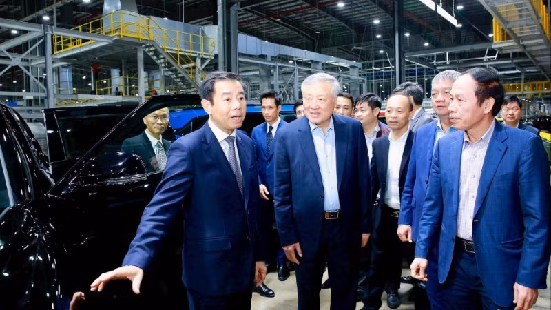 Phó Thủ tướng Thường trực Chính phủ Nguyễn Hòa Bình thăm Nhà máy sản xuất ô-tô VinFast tại Hải Phòng. (Ảnh: DUY THÍNH)