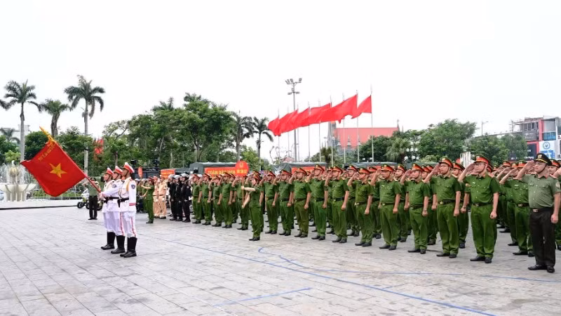 Lực lượng tham gia Lễ ra quân.