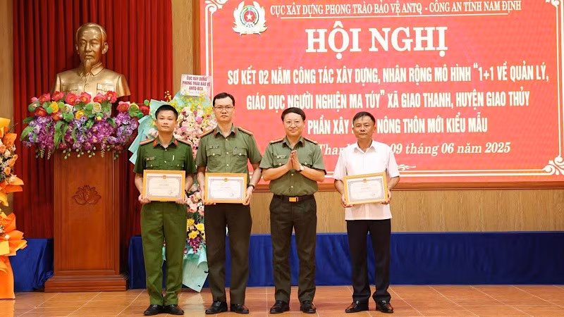 Tập thể, cá nhân có thành tích tiêu biểu xuất sắc trong thực hiện Mô hình “1+1 về quản lý, giáo dục người nghiện ma túy” được Cục Xây dựng phong trào bảo vệ an ninh Tổ quốc (Bộ Công an) khen thưởng. (Ảnh: THÙY DƯƠNG)