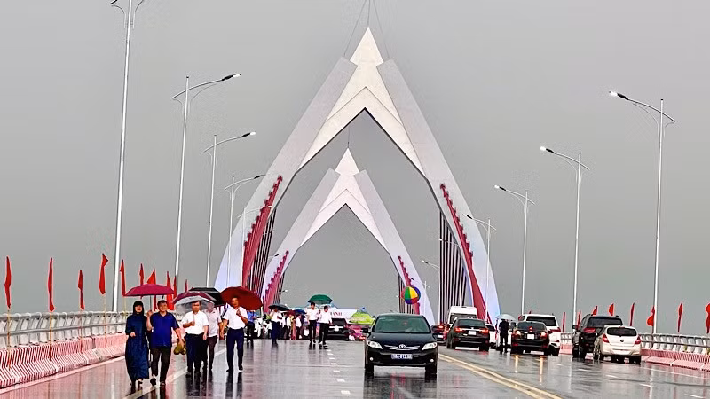 Cầu Thiên Trường bắc qua sông Đào (Nam Định) mới được khánh thành.