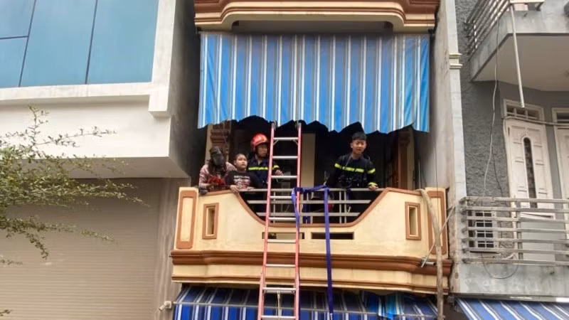 Lực lượng chức năng triển khai chữa cháy và kịp thời cứu được 2 người ra ngoài an toàn.