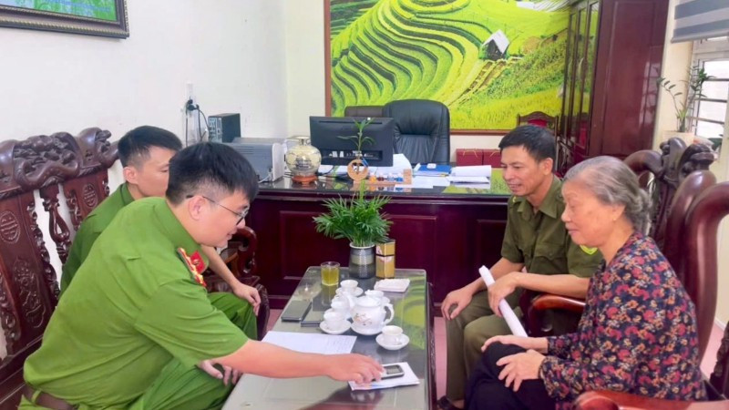 Công an xã Yết Kiêu (Hải Phòng) tuyên truyền, hướng dẫn người dân nhận diện thủ đoạn lừa đảo trên không gian mạng.