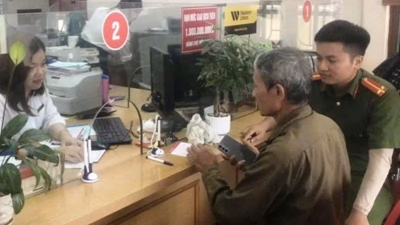 Công an xã Vĩnh Lại (Hải Phòng) có mặt tại Phòng giao dịch Agribank Cầu Ràm, ngăn chặn thành công vụ giả danh Công an lừa đảo chiếm đoạt 260 triệu đồng.
