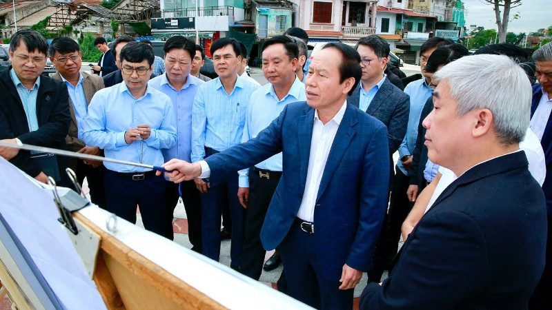 Đồng chí Bí thư Thành ủy Hải Phòng Lê Tiến Châu kiểm tra tiến độ thực hiện các dự án: Phát triển thành phố Hải Phòng thích ứng với biến đổi khí hậu và các dự án chỉnh trang đô thị khu vực trung tâm thành phố. 