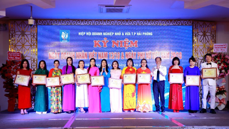 Đại diện lãnh đạo Hiệp hội Doanh nghiệp nhỏ và vừa Hải Phòng trao giấy chứng nhận cho hội viên mới được kết nạp.