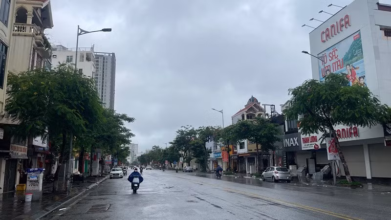 Nhà dân, cơ sở kinh doanh đóng cửa phòng tránh bão số 3 theo khuyến cáo của chính quyền thành phố Hải Phòng.