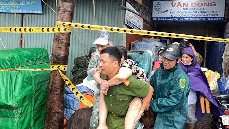 Công an thành phố Hải Phòng hỗ trợ người dân di dời khỏi khu vực nguy hiểm để tránh bão số 3. (Ảnh: Công an Hải Phòng)