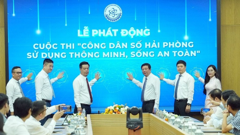 Các đại biểu thực hiện nghi thức phát động Cuộc thi “Công dân số Hải Phòng - sử dụng thông minh, sống an toàn”. (Ảnh: PHAN TUẤN)