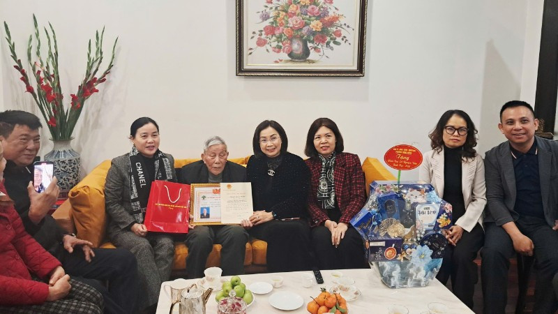 Lãnh đạo phường Hồng Bàng (Hải Phòng) thăm chúc thọ cụ ông 100 tuổi trên địa bàn.