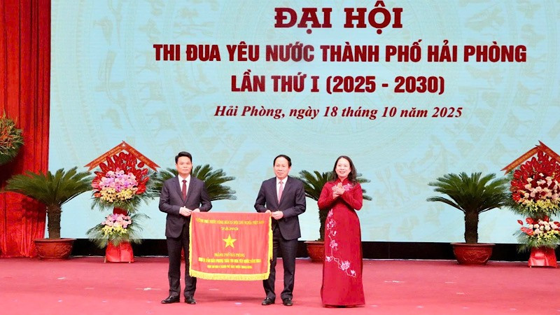 Tại Đại hội, Phó Chủ tịch nước Võ Thị Ánh Xuân trao Cờ thi đua của Chính phủ cho thành phố Hải Phòng.