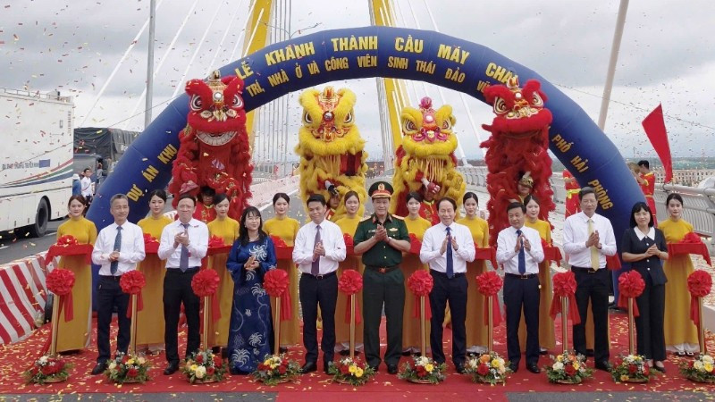 Các đồng chí Ủy viên Trung ương Đảng: Thượng tướng Vũ Hải Sản, Thứ trưởng Quốc phòng; Lê Tiến Châu, Bí thư Thành ủy, Trưởng Đoàn Đại biểu Quốc hội Hải Phòng, cùng các đại biểu thực hiện nghi thức khánh thành cầu Máy Chai.