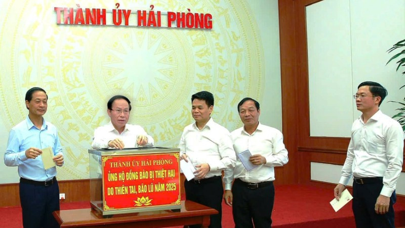 Các đồng chí Thường trực Thành ủy Hải Phòng ủng hộ đồng bào bị thiệt hại do thiên tai, bão lũ. (Ảnh: DUY THÍNH)