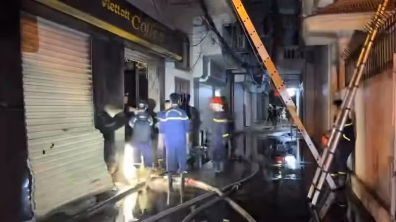 Các lực lượng kịp thời chữa cháy nhà dân, cứu thoát 5 người ở phường Gia Viên, Hải Phòng. (Ảnh: Người dân cung cấp)