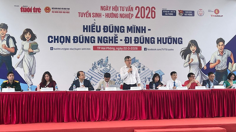 Ban tư vấn giải đáp ý kiến của phụ huynh, học sinh tại Ngày hội.