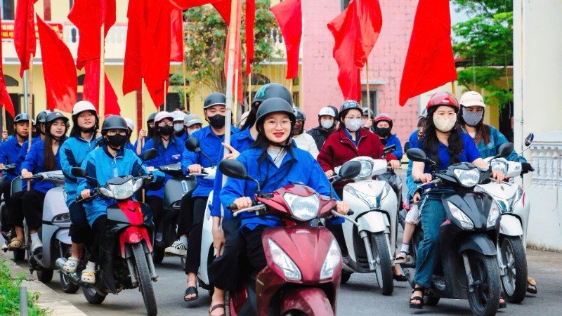 Đội hình thanh niên tình nguyện ra quân tuyên truyền về cuộc bầu cử.