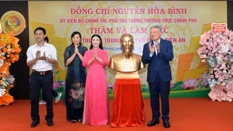 Phó Thủ tướng Thường trực Chính phủ Nguyễn Hòa Bình tặng Trường trung học phổ thông Kiến An bức tượng chân dung Chủ tịch Hồ Chí Minh. (Ảnh: PHAN TUẤN)