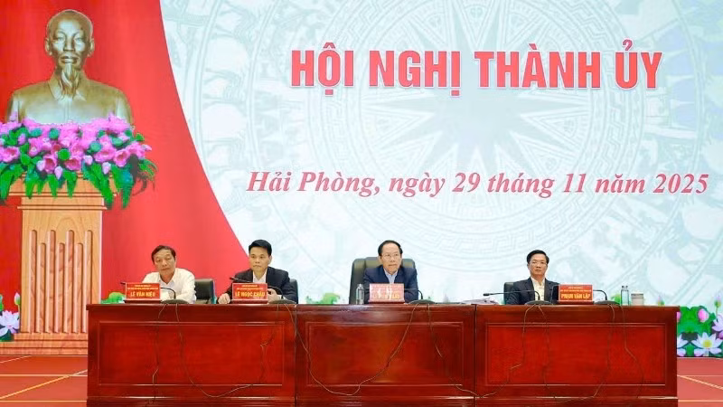 Các đồng chí Thường trực Thành ủy Hải Phòng chủ trì Hội nghị.