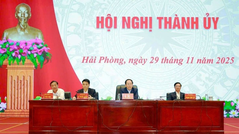 Các đồng chí Thường trực Thành ủy Hải Phòng chủ trì Hội nghị.
