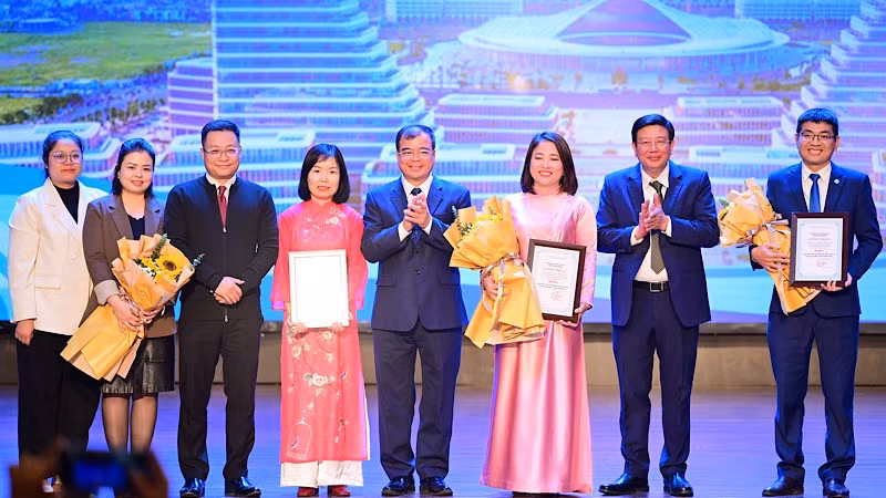 Trao giải cho tác giả, tác phẩm đoạt giải A Giải báo chí “Vì một Hải Phòng phát triển lần VII với chủ đề: Hải Phòng - Thành phố thân thiện.