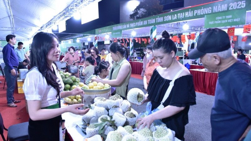 Các gian hàng nông sản Sơn La thu hút sự quan tâm của người tiêu dùng thành phố Hải Phòng.