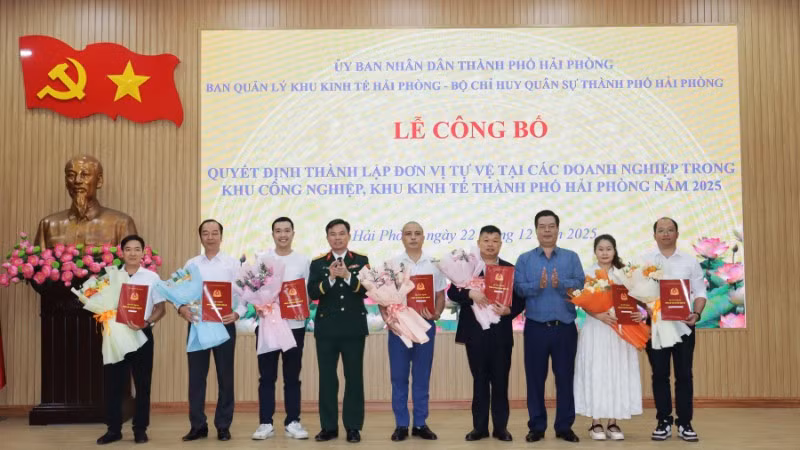 Đại diện các Ban Chỉ huy Quân sự tại doanh nghiệp trong khu công nghiệp, khu kinh tế trên địa bàn thành phố Hải Phòng nhận quyết định thành lập.